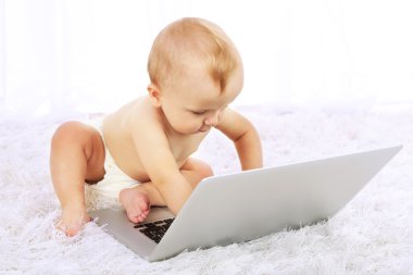 Şirin bebek çocuk odası halı üstünde laptop ile