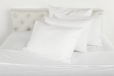 Yatakta beyaz yastıklar