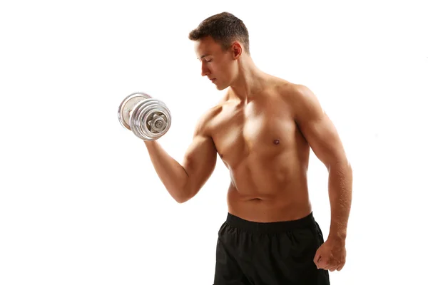 Bonito jovem desportista muscular executar exercício com halteres isolados em branco — Fotografia de Stock