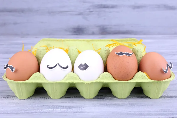 Huevos en bandeja de huevo —  Fotos de Stock