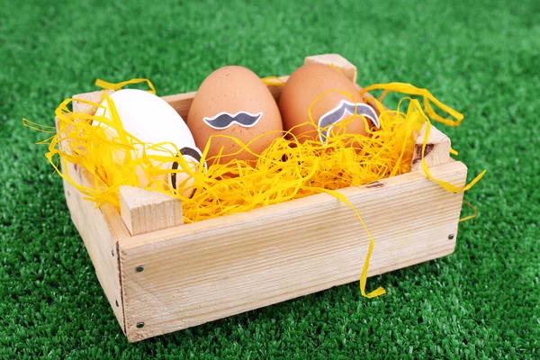 Huevos en caja de madera —  Fotos de Stock