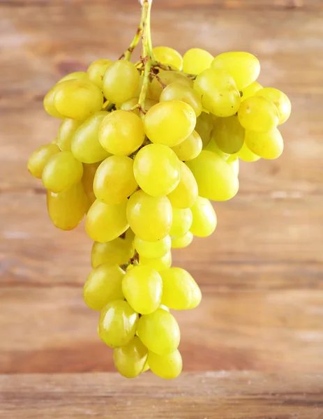 Куча винограда на деревянном фоне — стоковое фото