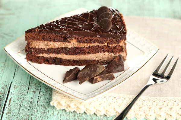 Pastel de chocolate en plato sobre fondo de madera de color —  Fotos de Stock