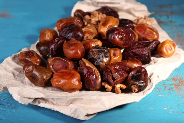 Leckere Dattelfrüchte auf blauem Holztisch — Stockfoto