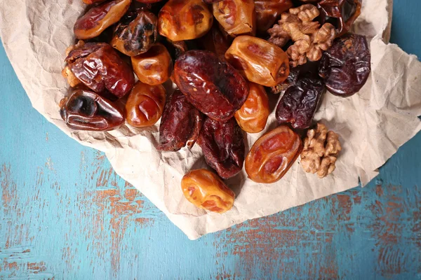 Leckere Dattelfrüchte auf blauem Holztisch — Stockfoto