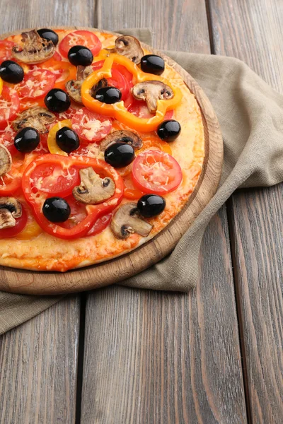 Deliciosa pizza servida em mesa de madeira — Fotografia de Stock