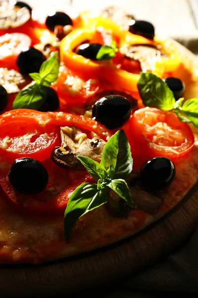 Deliziosa pizza servita sul tavolo di legno — Foto Stock