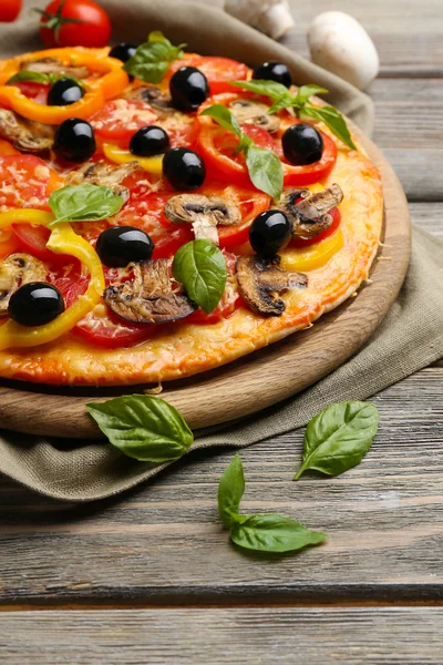 Pyszna pizza serwowana na drewnianym stole — Zdjęcie stockowe