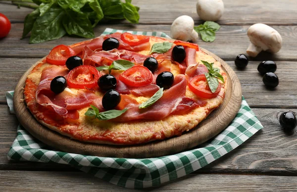 Heerlijke pizza geserveerd op houten tafel — Stockfoto