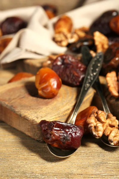 Leckere Dattelfrüchte auf Holztisch — Stockfoto