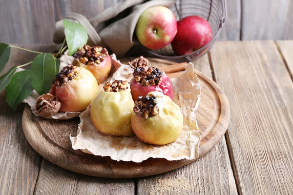 Bratäpfel auf dem Tisch aus nächster Nähe — Stockfoto