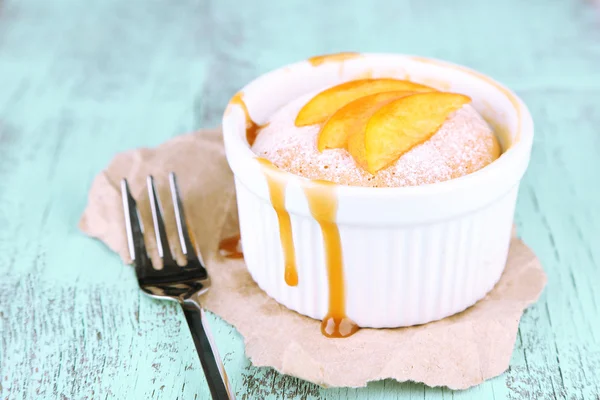 Tasty mini cake with fresh peach, on wooden table — Stock Photo, Image