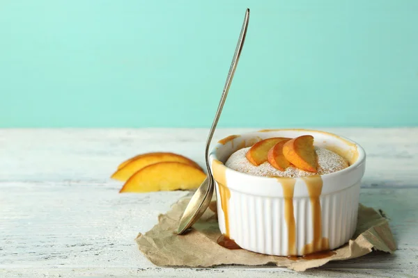 Смачний міні торт зі свіжим персиком, на дерев'яному столі — стокове фото