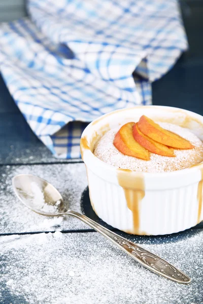 Mini bolo saboroso com pêssego fresco, na mesa de madeira — Fotografia de Stock