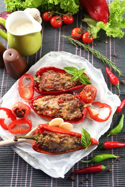 胡椒粉配肉和蔬菜 — 图库照片