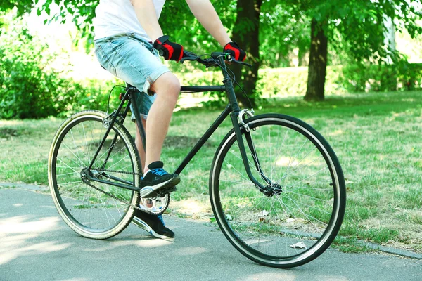 Man biking fast in city park.  View from bikers eyes — Stock Photo, Image