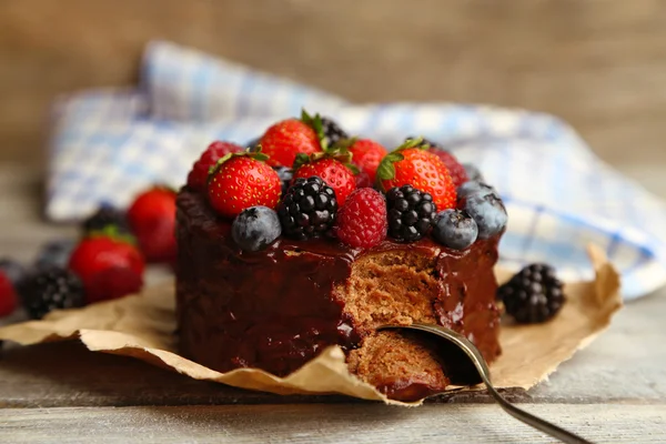 Finom csokoládé torta, különböző bogyók, a fából készült asztal — Stock Fotó