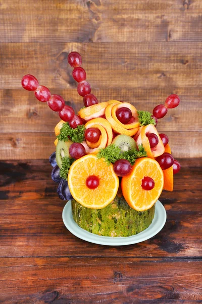 Decoração de mesa feita de frutas na mesa de madeira no fundo da parede de madeira — Fotografia de Stock