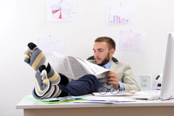 Biznesmen trzymając nogi na biurku — Zdjęcie stockowe