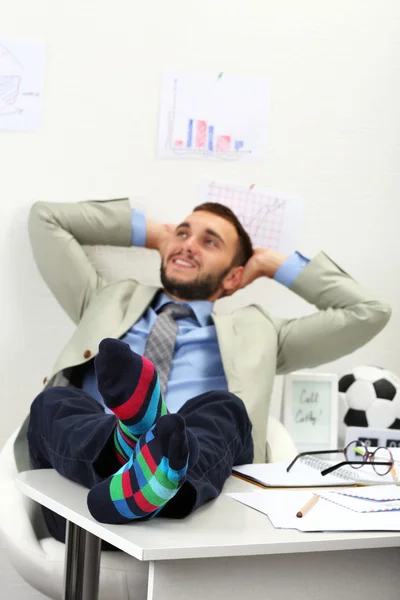 Fiducioso uomo d'affari in calzini divertenti — Foto Stock