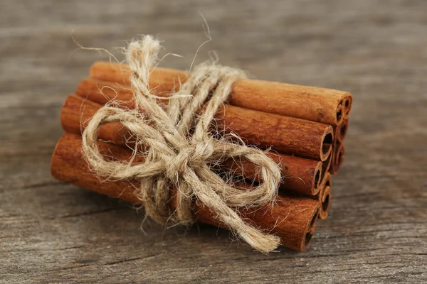 Casca de canela na mesa de madeira — Fotografia de Stock