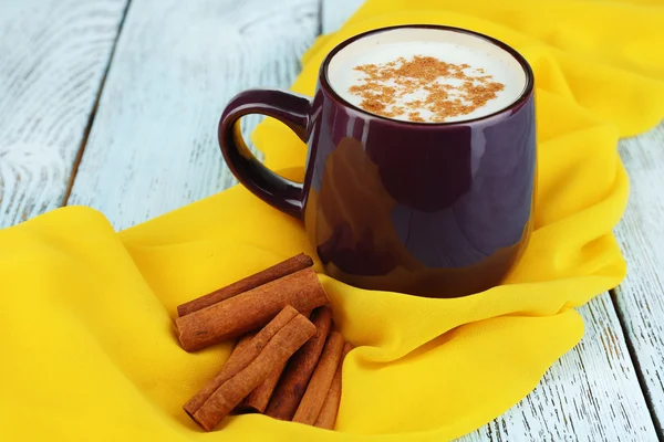 Leche con canela sobre mesa de madera — Foto de Stock