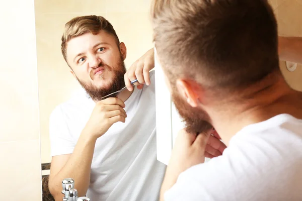 Young man shaving his beard — Stock Photo, Image