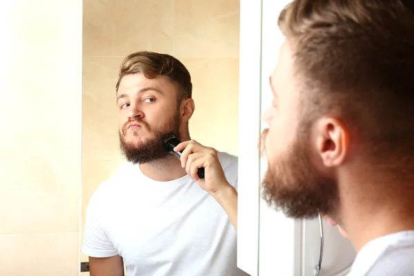 Homem barbeando sua barba — Fotografia de Stock