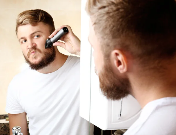 Homem barbeando sua barba — Fotografia de Stock