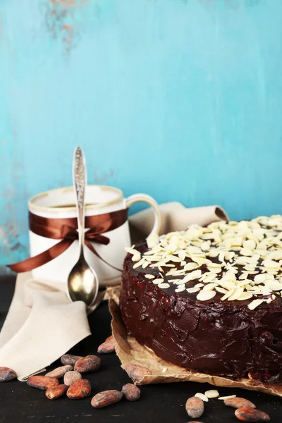 Νόστιμο κέικ σοκολάτας με αμύγδαλο, στο παλιό ξύλινο τραπέζι — Φωτογραφία Αρχείου
