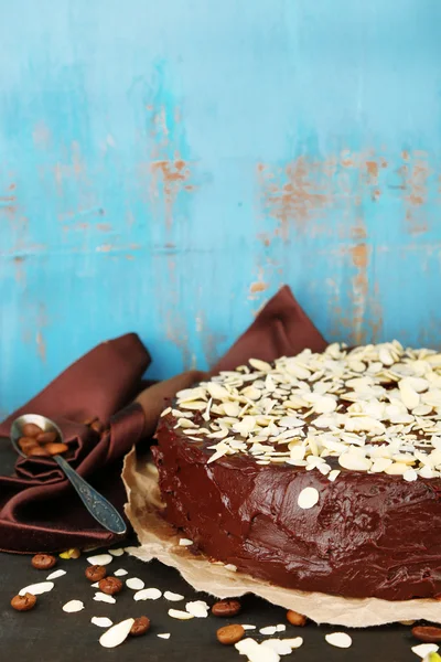 Chutný čokoládový dort s mandlovou, na starý dřevěný stůl — Stock fotografie