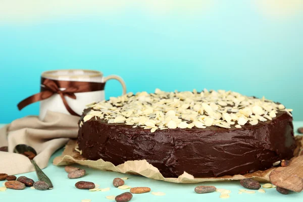 Leckere Schokoladenkuchen mit Mandeln, auf Holztisch, auf hellem Hintergrund — Stockfoto