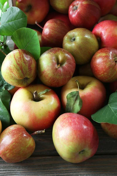 Sappige appels in vak close-up — Stockfoto