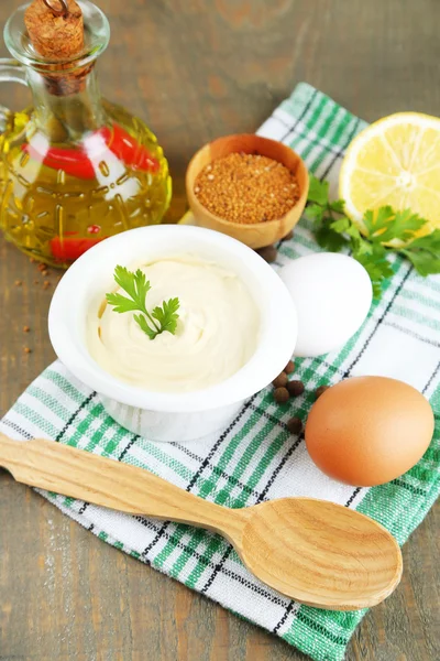 Ingrédients mayonnaise sur fond bois — Photo