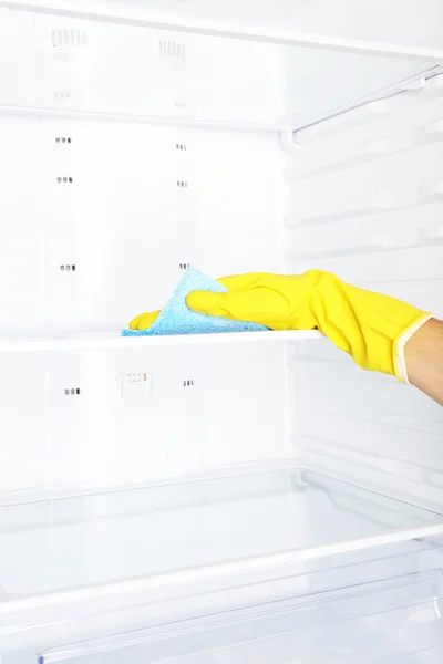 Kvinnans hand tvätt kylskåp — Stockfoto
