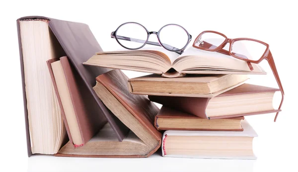 Libros en un lío y un par de gafas aisladas en blanco — Foto de Stock