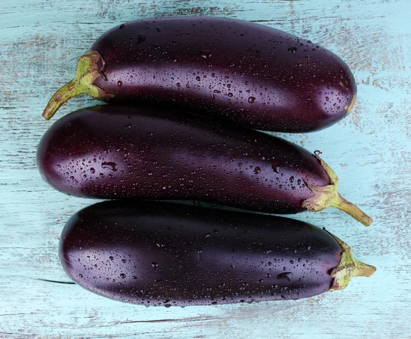 ahşap zemin üzerine patlıcan