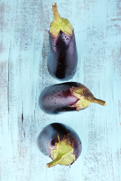 Aubergines sur fond bois — Photo