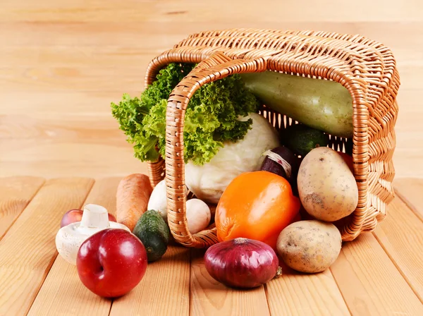 Verdure biologiche fresche in cesto di vimini su fondo di legno — Foto Stock