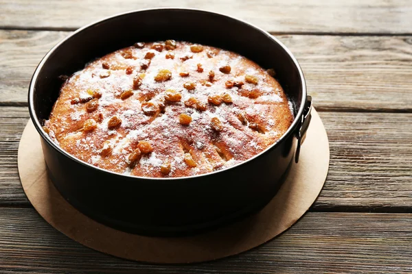 Pastel de manzana casero en mesa de madera —  Fotos de Stock