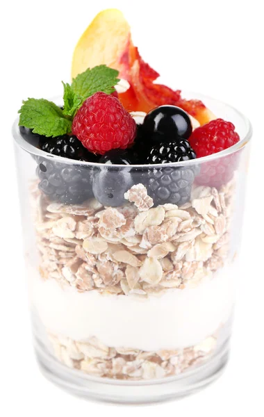 Desayuno saludable yogur con fruta fresca, bayas y muesli servido en vaso, aislado en blanco — Foto de Stock