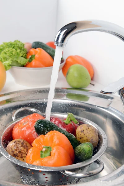 Mycie owoców i warzyw z bliska — Zdjęcie stockowe