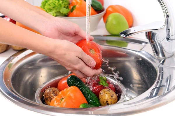 Mytí ovoce a zeleniny, detail — Stock fotografie