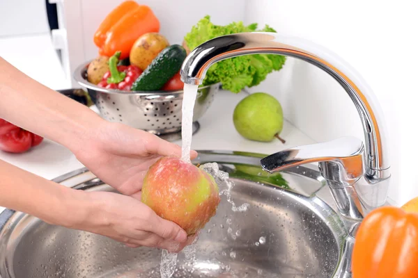 Lavado de frutas y verduras de cerca — Foto de Stock