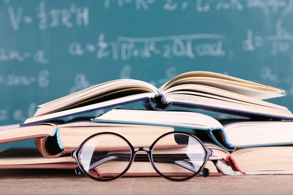 Boeken en bril op tafel — Stockfoto