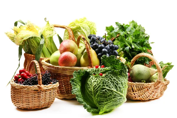 Fresh organic vegetables in wicker baskets, close up — Stock Photo, Image