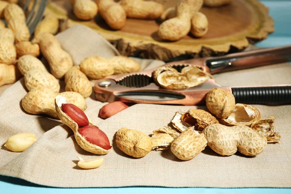 Peanuts on color wooden background — Stock Photo, Image