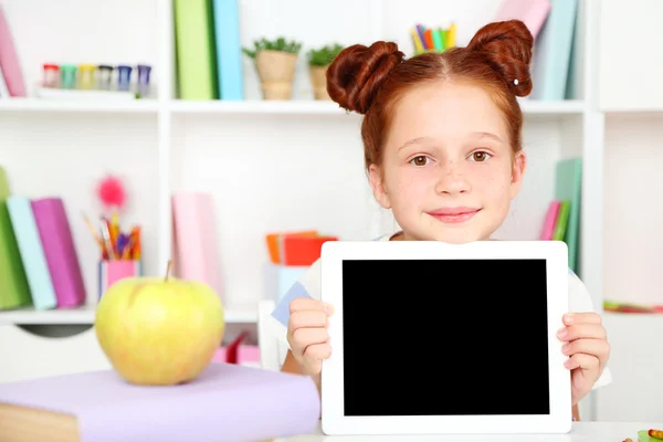 Aranyos lány munkahelyen osztályteremben tabletta — Stock Fotó