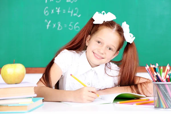 Menina bonito no local de trabalho em sala de aula — Fotografia de Stock