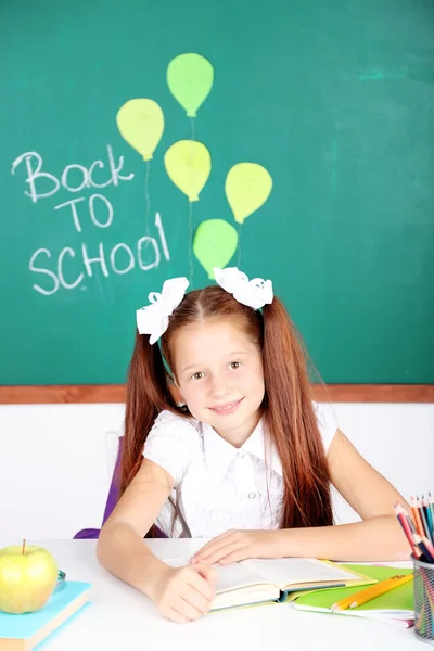 Menina bonito no local de trabalho em sala de aula — Fotografia de Stock